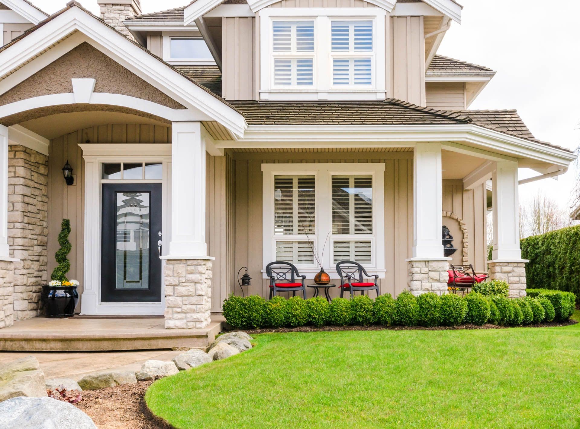 Entrance-of-a-luxury-house