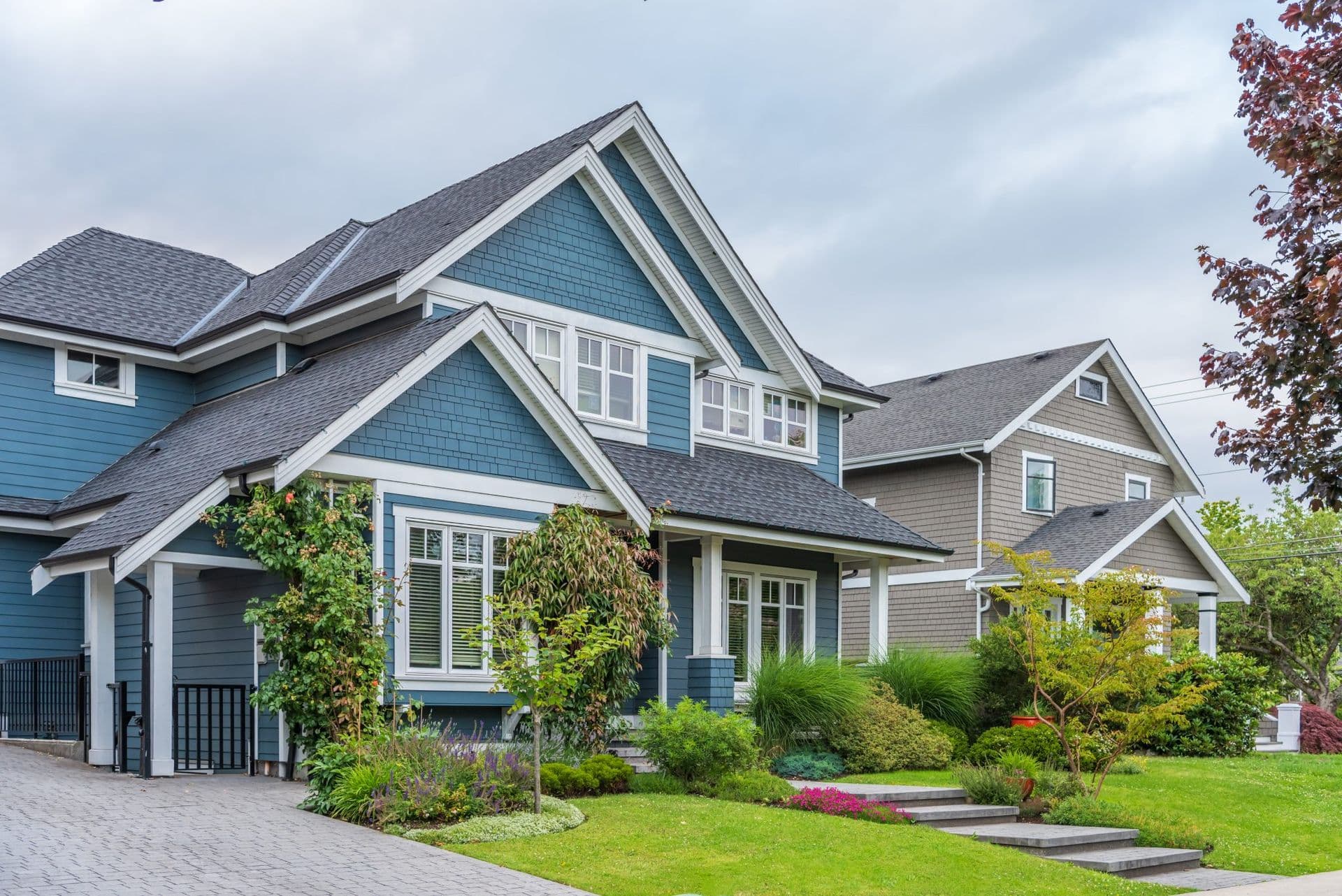 bigstock-Houses-in-suburb-at-Summer