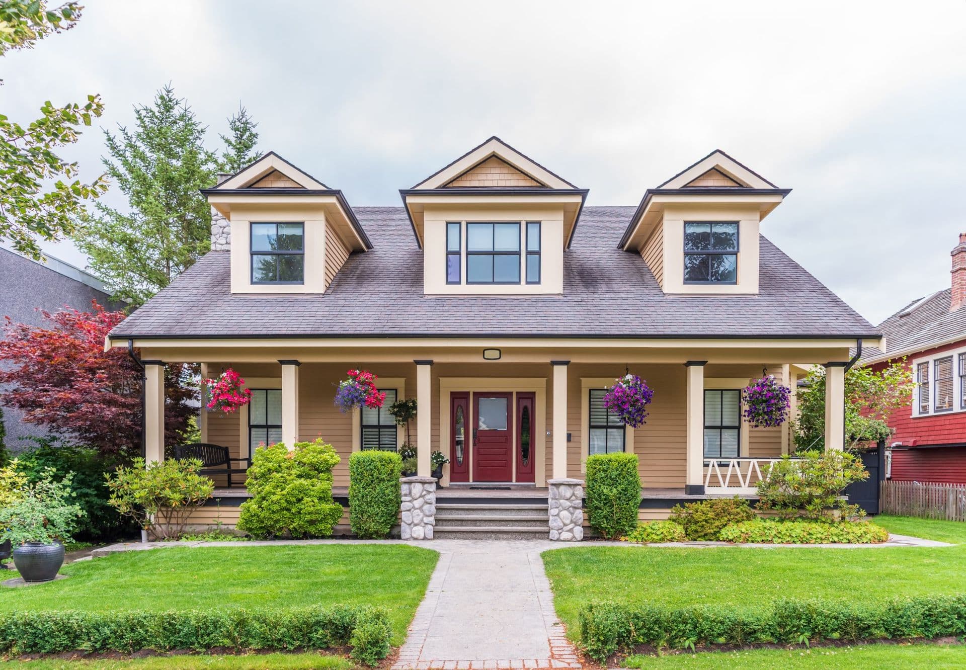 bigstock-Houses-in-suburb-at-Summer-in
