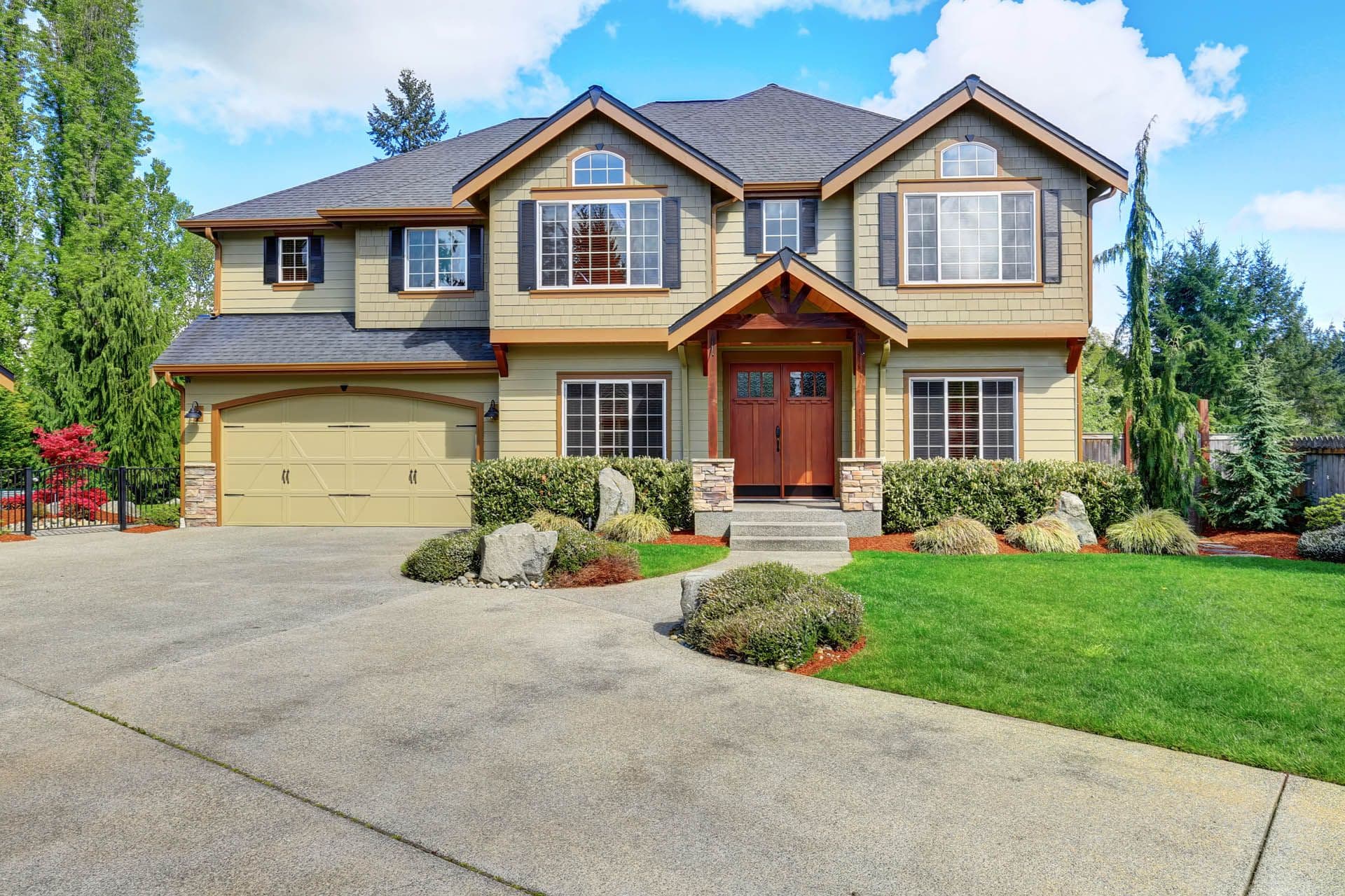 bigstock-Luxurious-Home-With-Large-Driv